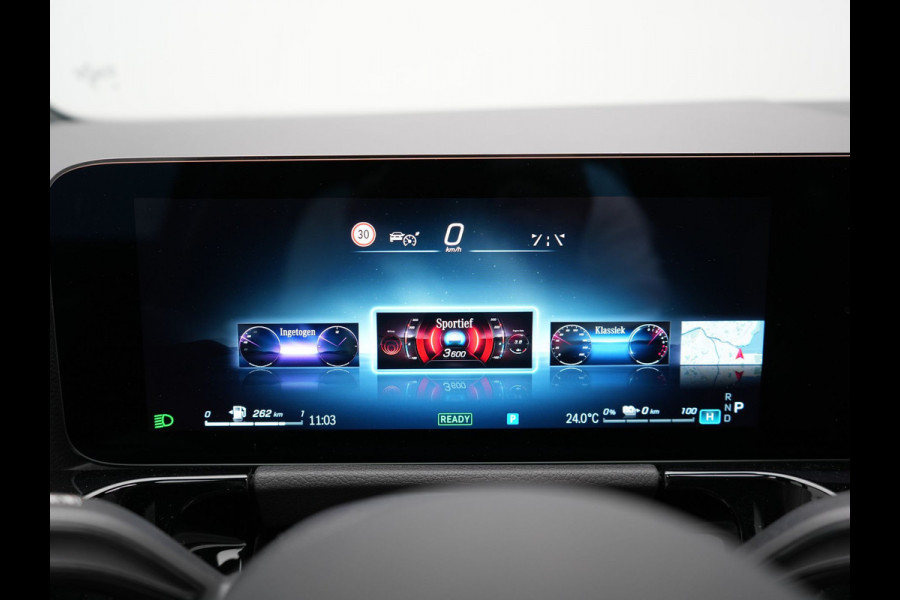 Mercedes-Benz GLA 250 e AMG Line Plug In Hybrid Facelift Night 218pk PHEV | Panodak | Adaptive Cruise | Burmester | 360 Camera | Alcantara Sportstoelen | Widescreen Navi | Keyless | Sfeerverlichting |