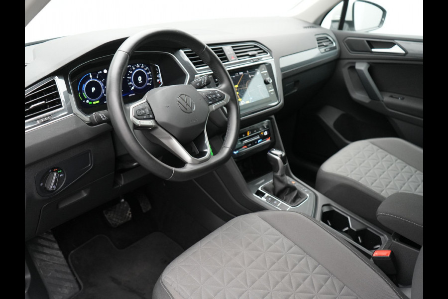 Volkswagen Tiguan 1.4 TSI eHybrid Plug in Hybrid | PHEV | Trekhaak af Fabriek | Adaptive Cruise | LED | DAB | Navi | Verwarmde Stoelen & Stuur |