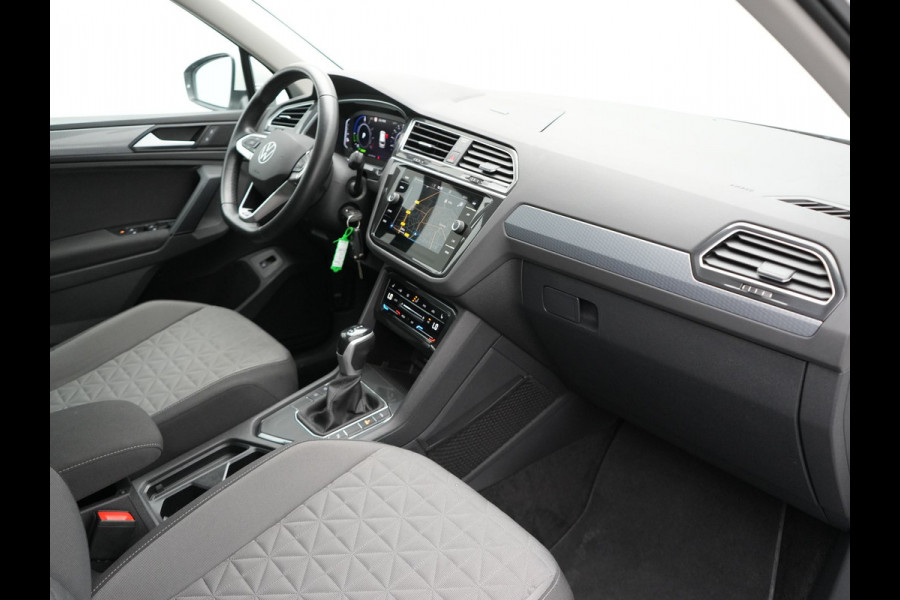 Volkswagen Tiguan 1.4 TSI eHybrid Plug in Hybrid | PHEV | Trekhaak af Fabriek | Adaptive Cruise | LED | DAB | Navi | Verwarmde Stoelen & Stuur |