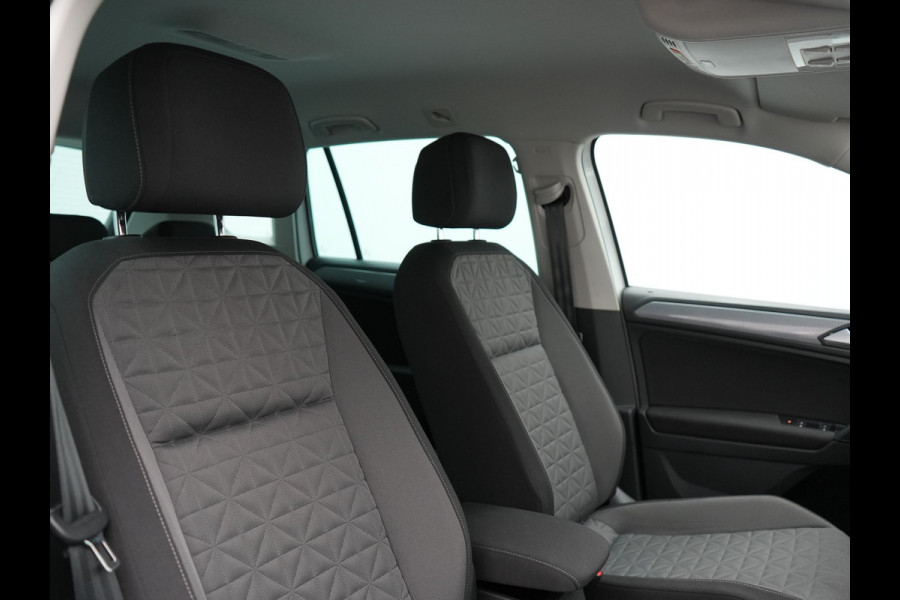 Volkswagen Tiguan 1.4 TSI eHybrid Plug in Hybrid | PHEV | Trekhaak af Fabriek | Adaptive Cruise | LED | DAB | Navi | Verwarmde Stoelen & Stuur |