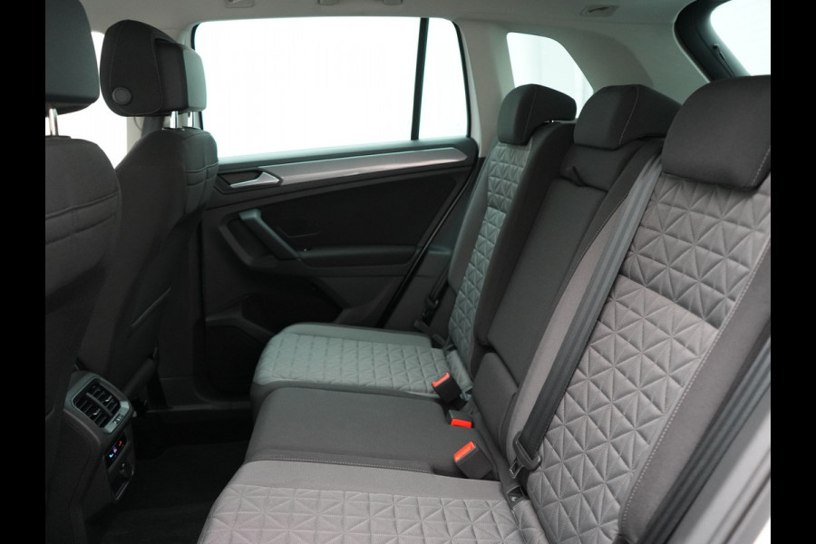 Volkswagen Tiguan 1.4 TSI eHybrid Plug in Hybrid | PHEV | Trekhaak af Fabriek | Adaptive Cruise | LED | DAB | Navi | Verwarmde Stoelen & Stuur |