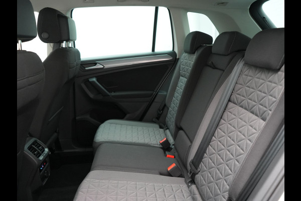 Volkswagen Tiguan 1.4 TSI eHybrid Plug in Hybrid | PHEV | Trekhaak af Fabriek | Adaptive Cruise | LED | DAB | Navi | Verwarmde Stoelen & Stuur |