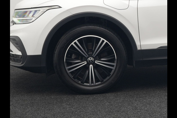 Volkswagen Tiguan 1.4 TSI eHybrid Plug in Hybrid | PHEV | Trekhaak af Fabriek | Adaptive Cruise | LED | DAB | Navi | Verwarmde Stoelen & Stuur |