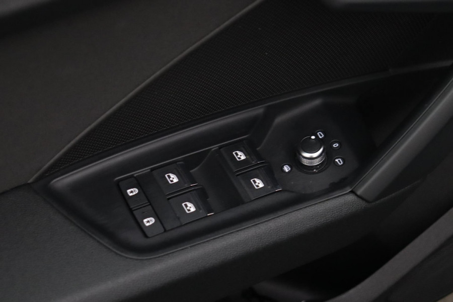Audi A3 Limousine 35 TFSI Business edition Automaat (NAVIGATIE, LED, CARPLAY, VIRTUAL COCKPIT, 1e EIGENAAR, GOED ONDERHOUDEN)
