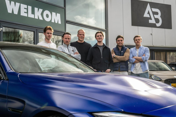 BMW 3 Serie Touring 318i M Sport Corporate Lease Automaat (GROOT-NAVIGATIE, STOELVERWARMING, LED, 1e EIGENAAR, GOED ONDERHOUDEN)