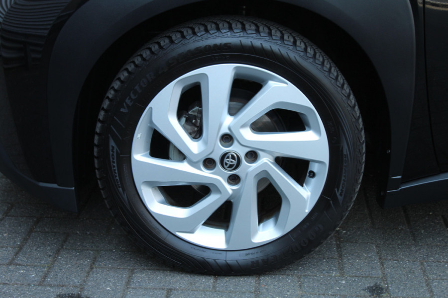 Toyota Aygo X 1.0 VVT-i 73pk MT first NL-Auto NAP 10 Jaar Garantie Clima Cruise Carplay Camera 17"LMV