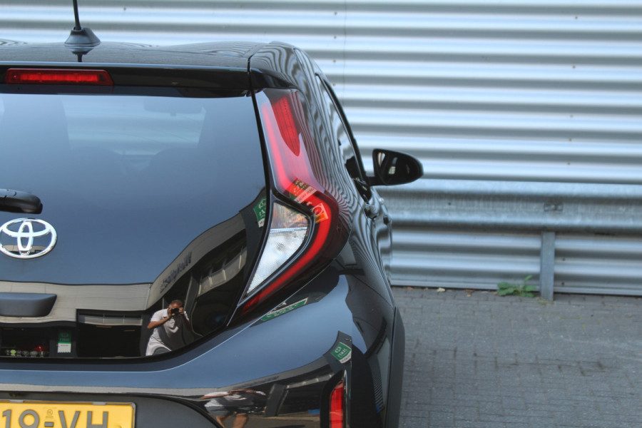 Toyota Aygo X 1.0 VVT-i 73pk MT first NL-Auto NAP 10 Jaar Garantie Clima Cruise Carplay Camera 17"LMV
