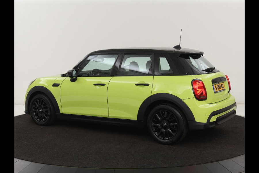 MINI Cooper 1.5 Camden Go Edition | Stoelverwarming | Camera | Carplay | Full LED | Climate control | Sportstoelen | Half leder | Cruise control | Parkeerhulp | Zesty Yellow Metallic