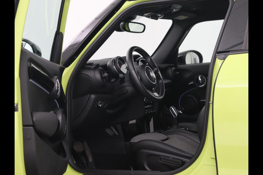 MINI Cooper 1.5 Camden Go Edition | Stoelverwarming | Camera | Carplay | Full LED | Climate control | Sportstoelen | Half leder | Cruise control | Parkeerhulp | Zesty Yellow Metallic