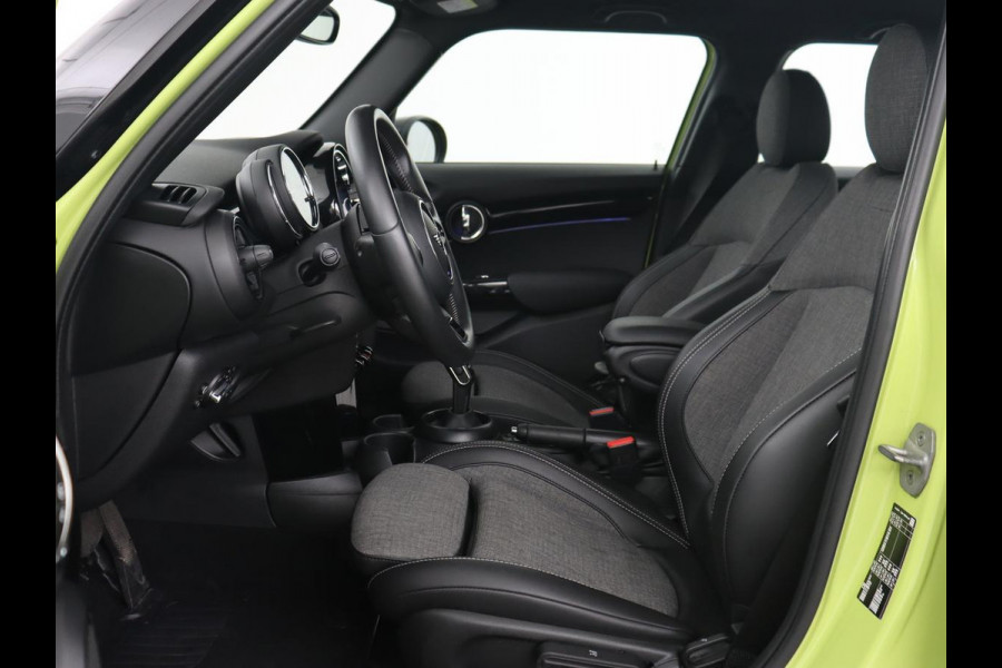MINI Cooper 1.5 Camden Go Edition | Stoelverwarming | Camera | Carplay | Full LED | Climate control | Sportstoelen | Half leder | Cruise control | Parkeerhulp | Zesty Yellow Metallic