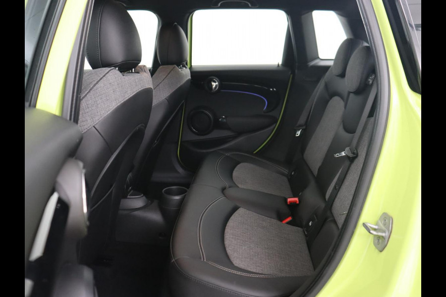 MINI Cooper 1.5 Camden Go Edition | Stoelverwarming | Camera | Carplay | Full LED | Climate control | Sportstoelen | Half leder | Cruise control | Parkeerhulp | Zesty Yellow Metallic