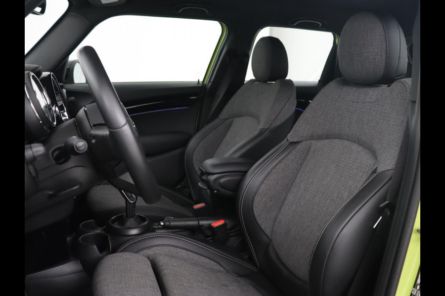 MINI Cooper 1.5 Camden Go Edition | Stoelverwarming | Camera | Carplay | Full LED | Climate control | Sportstoelen | Half leder | Cruise control | Parkeerhulp | Zesty Yellow Metallic
