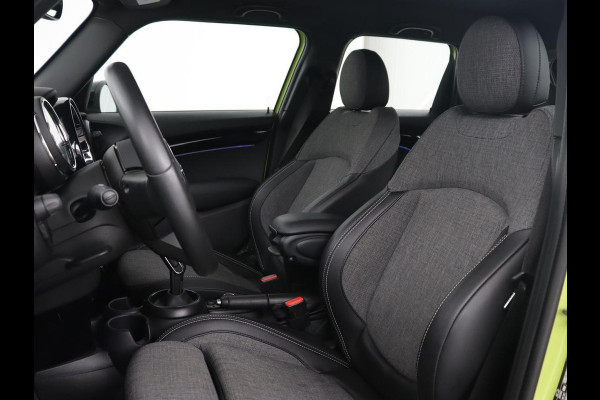 MINI Cooper 1.5 Camden Go Edition | Stoelverwarming | Camera | Carplay | Full LED | Climate control | Sportstoelen | Half leder | Cruise control | Parkeerhulp | Zesty Yellow Metallic