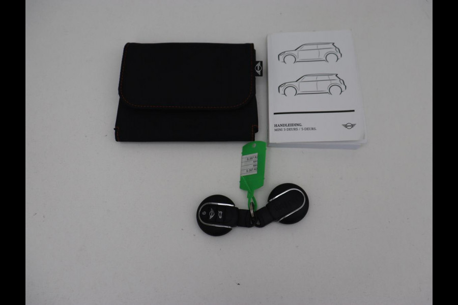 MINI Cooper 1.5 Camden Go Edition | Stoelverwarming | Camera | Carplay | Full LED | Climate control | Sportstoelen | Half leder | Cruise control | Parkeerhulp | Zesty Yellow Metallic