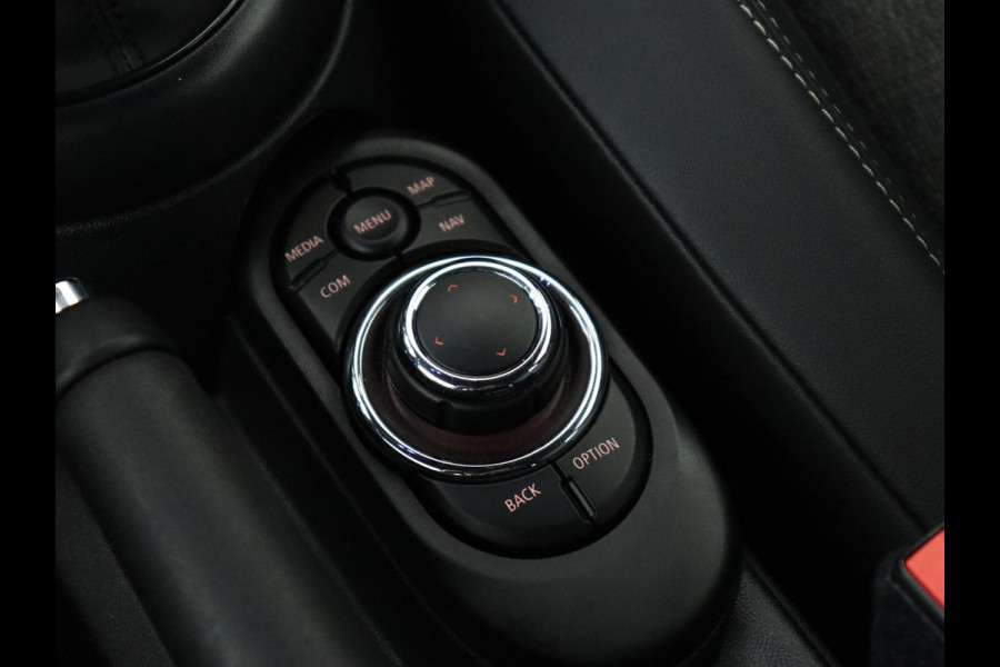 MINI Cooper 1.5 Camden Go Edition | Stoelverwarming | Camera | Carplay | Full LED | Climate control | Sportstoelen | Half leder | Cruise control | Parkeerhulp | Zesty Yellow Metallic