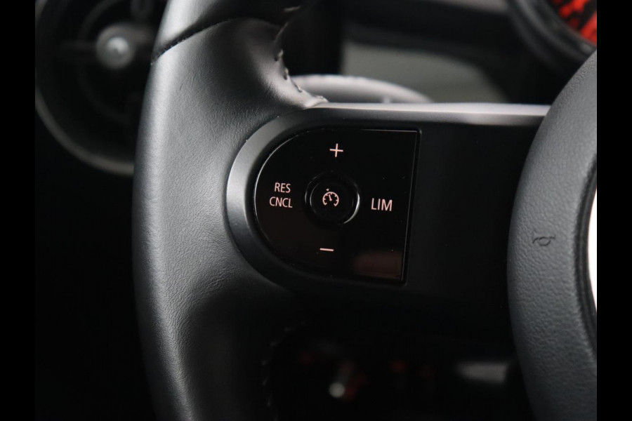MINI Cooper 1.5 Camden Go Edition | Stoelverwarming | Camera | Carplay | Full LED | Climate control | Sportstoelen | Half leder | Cruise control | Parkeerhulp | Zesty Yellow Metallic