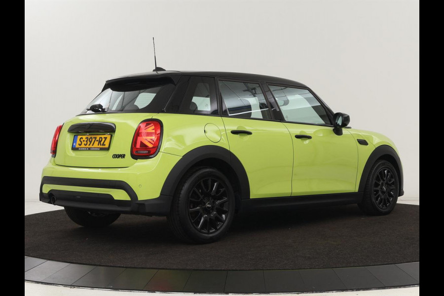 MINI Cooper 1.5 Camden Go Edition | Stoelverwarming | Camera | Carplay | Full LED | Climate control | Sportstoelen | Half leder | Cruise control | Parkeerhulp | Zesty Yellow Metallic