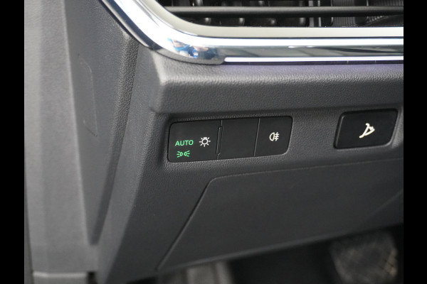 Škoda ENYAQ iV 80 204pk AUT. LEER Camera Adaptive-cruise+Stop/Go Head-Up Display Trekhaak Apple Carplay Android Auto Smartlink Adap.Cruise 21"  Spoorwisselassistent Verkeersborddetectie Sproeiers verwarmd Stoelen v/a verwarmd Grote Accu! Trekhaaksyst elektrisch Wegklapbaar. 1.000KG Trekgewicht! Zeer Compleet €56.000,- nieuw Grootste Actieradius/accu pakket.