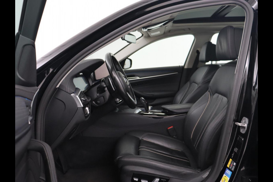 BMW 5 Serie 530e Luxury Line | Panoramadak | Adaptive cruise | Leder | Massage | Head-Up | LaserLight | Carplay | Sfeerverlichting | Keyless | Navigatie | Achterbankverwarming | PHEV | Plug In