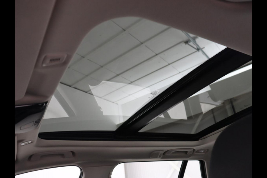BMW 5 Serie 530e Luxury Line | Panoramadak | Adaptive cruise | Leder | Massage | Head-Up | LaserLight | Carplay | Sfeerverlichting | Keyless | Navigatie | Achterbankverwarming | PHEV | Plug In