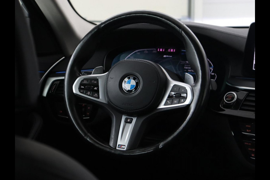 BMW 5 Serie 530e Luxury Line | Panoramadak | Adaptive cruise | Leder | Massage | Head-Up | LaserLight | Carplay | Sfeerverlichting | Keyless | Navigatie | Achterbankverwarming | PHEV | Plug In
