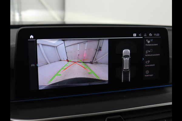BMW 5 Serie 530e Luxury Line | Panoramadak | Adaptive cruise | Leder | Massage | Head-Up | LaserLight | Carplay | Sfeerverlichting | Keyless | Navigatie | Achterbankverwarming | PHEV | Plug In