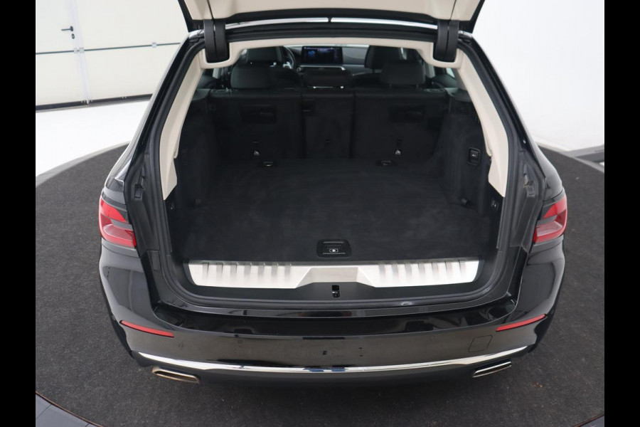 BMW 5 Serie 530e Luxury Line | Panoramadak | Adaptive cruise | Leder | Massage | Head-Up | LaserLight | Carplay | Sfeerverlichting | Keyless | Navigatie | Achterbankverwarming | PHEV | Plug In