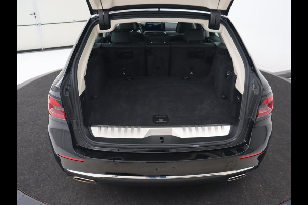 BMW 5 Serie 530e Luxury Line | Panoramadak | Adaptive cruise | Leder | Massage | Head-Up | LaserLight | Carplay | Sfeerverlichting | Keyless | Navigatie | Achterbankverwarming | PHEV | Plug In