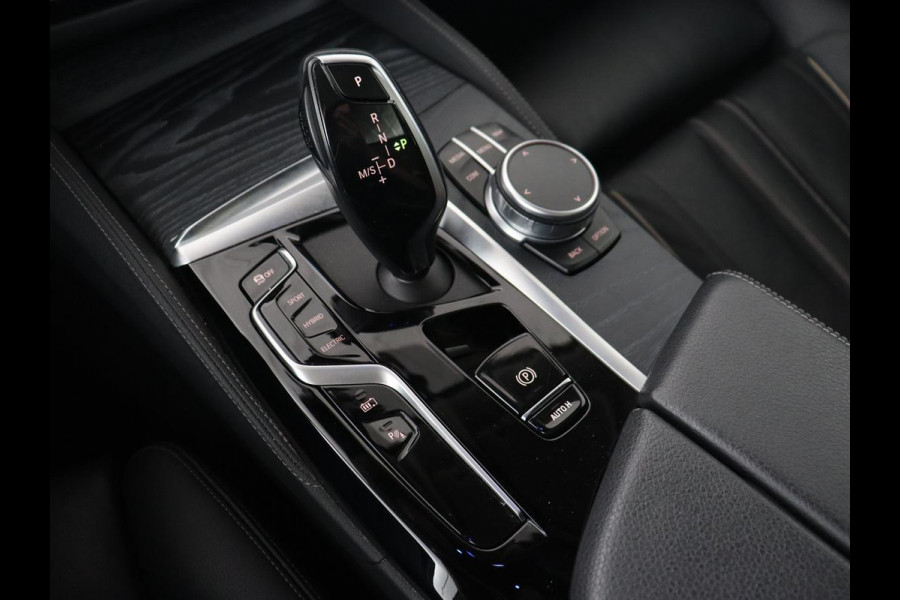 BMW 5 Serie 530e Luxury Line | Panoramadak | Adaptive cruise | Leder | Massage | Head-Up | LaserLight | Carplay | Sfeerverlichting | Keyless | Navigatie | Achterbankverwarming | PHEV | Plug In