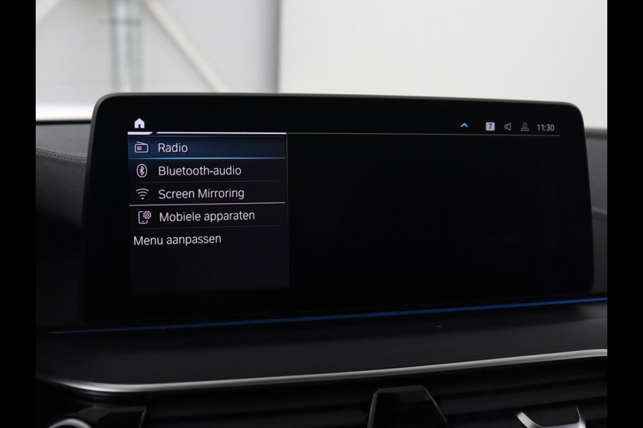 BMW 5 Serie 530e Luxury Line | Panoramadak | Adaptive cruise | Leder | Massage | Head-Up | LaserLight | Carplay | Sfeerverlichting | Keyless | Navigatie | Achterbankverwarming | PHEV | Plug In