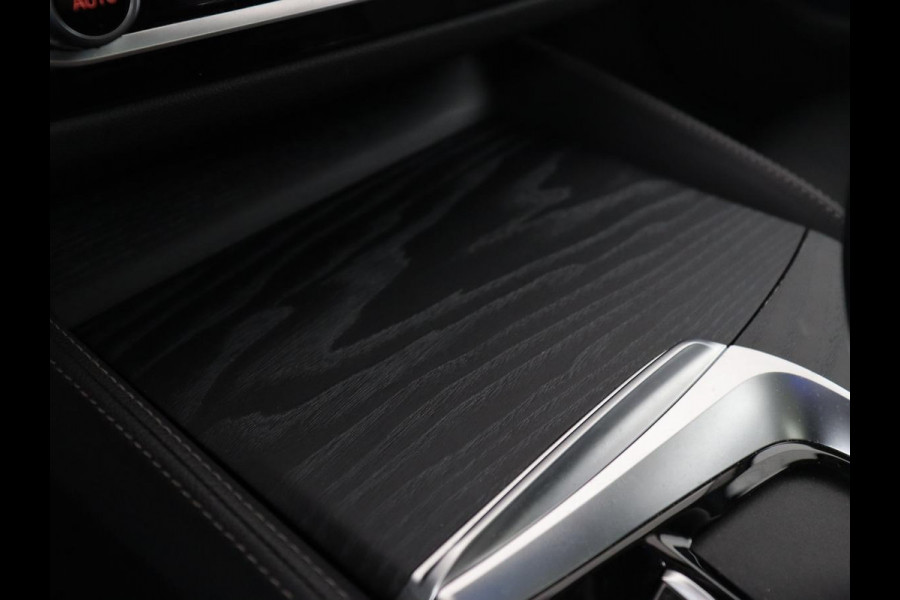BMW 5 Serie 530e Luxury Line | Panoramadak | Adaptive cruise | Leder | Massage | Head-Up | LaserLight | Carplay | Sfeerverlichting | Keyless | Navigatie | Achterbankverwarming | PHEV | Plug In