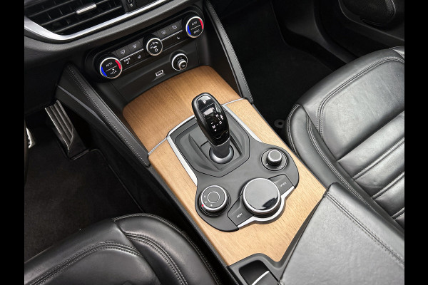 Alfa Romeo Stelvio 2.0 T AWD First Edition(NL-auto, Panorama, Trekhaak, StoelV, Navi, Elektrische Stoelen, Etc)