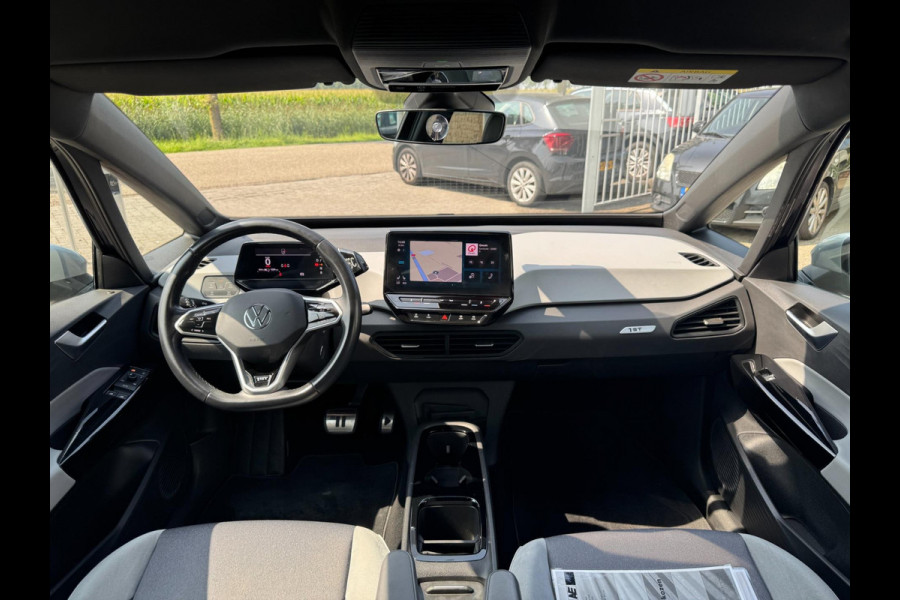 Volkswagen ID.3 First Plus 58 kWh AFNEEMBARE TREKHAAK / CAMERA / CARPLAY / CRUISE CONTROL / STOELVERWARMING / ECC / NAVIGATIE