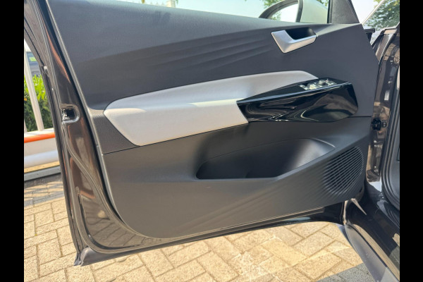 Volkswagen ID.3 First Plus 58 kWh AFNEEMBARE TREKHAAK / CAMERA / CARPLAY / CRUISE CONTROL / STOELVERWARMING / ECC / NAVIGATIE