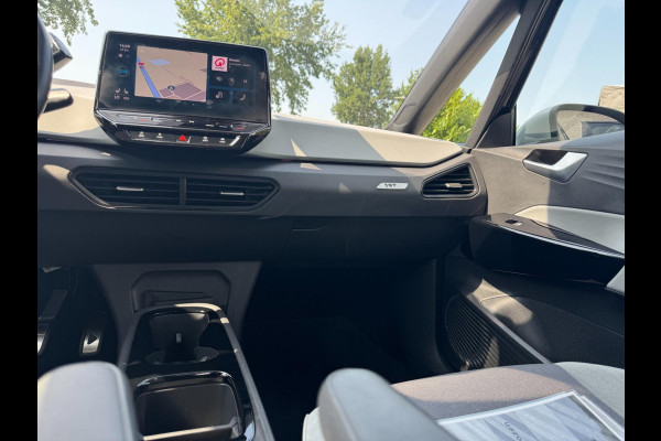 Volkswagen ID.3 First Plus 58 kWh AFNEEMBARE TREKHAAK / CAMERA / CARPLAY / CRUISE CONTROL / STOELVERWARMING / ECC / NAVIGATIE