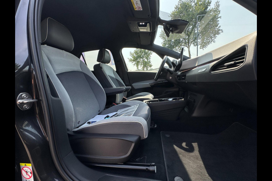 Volkswagen ID.3 First Plus 58 kWh AFNEEMBARE TREKHAAK / CAMERA / CARPLAY / CRUISE CONTROL / STOELVERWARMING / ECC / NAVIGATIE