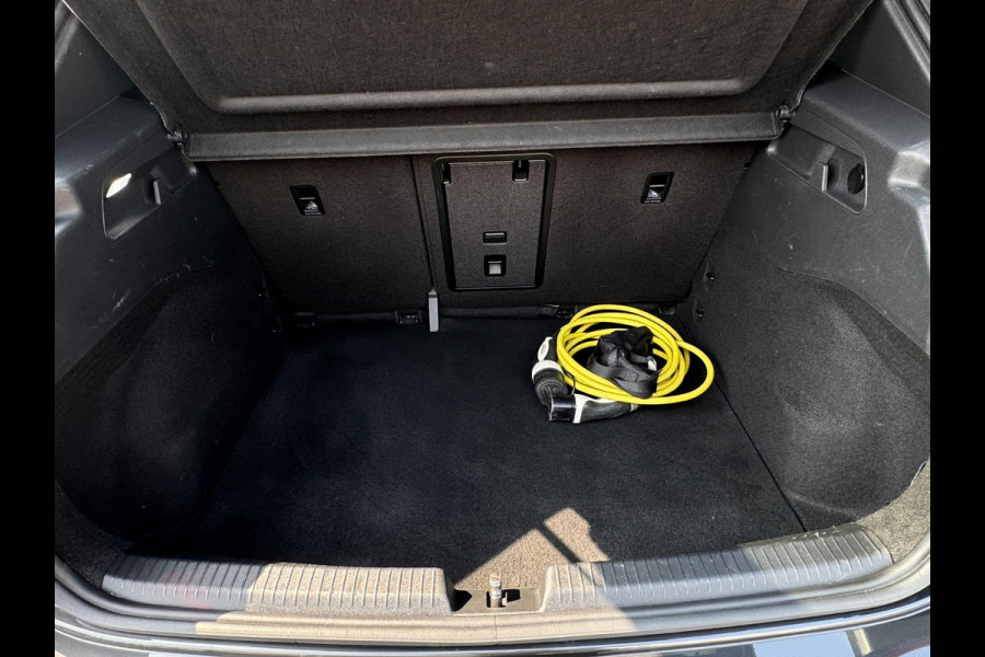 Volkswagen ID.3 First Plus 58 kWh AFNEEMBARE TREKHAAK / CAMERA / CARPLAY / CRUISE CONTROL / STOELVERWARMING / ECC / NAVIGATIE