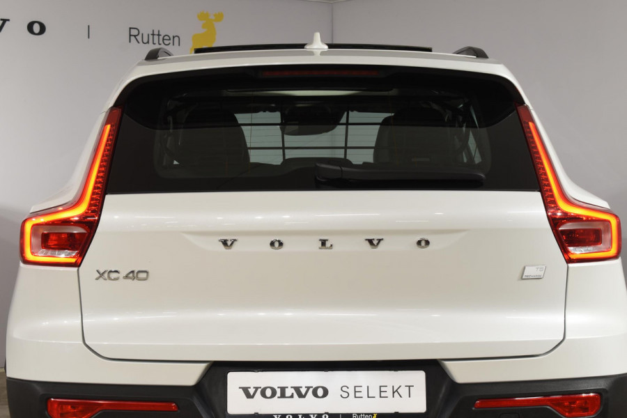 Volvo XC40 T5 262PK Automaat Plug-in Hybrid Ultimate Dark / Adaptieve Cruisecontrol / Elektr. schuifdak / Leer / Stoelverwarming / Stuurverwarming / Elektrische Stoelen / Trekhaak / Elektr. achterklep / Harman Kardon / 360 graden camera