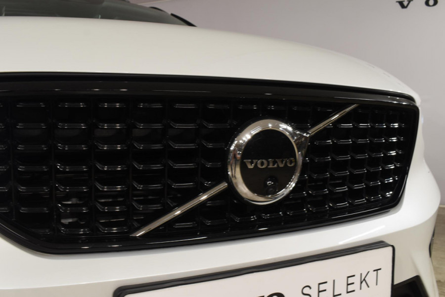 Volvo XC40 T5 262PK Automaat Plug-in Hybrid Ultimate Dark / Adaptieve Cruisecontrol / Elektr. schuifdak / Leer / Stoelverwarming / Stuurverwarming / Elektrische Stoelen / Trekhaak / Elektr. achterklep / Harman Kardon / 360 graden camera
