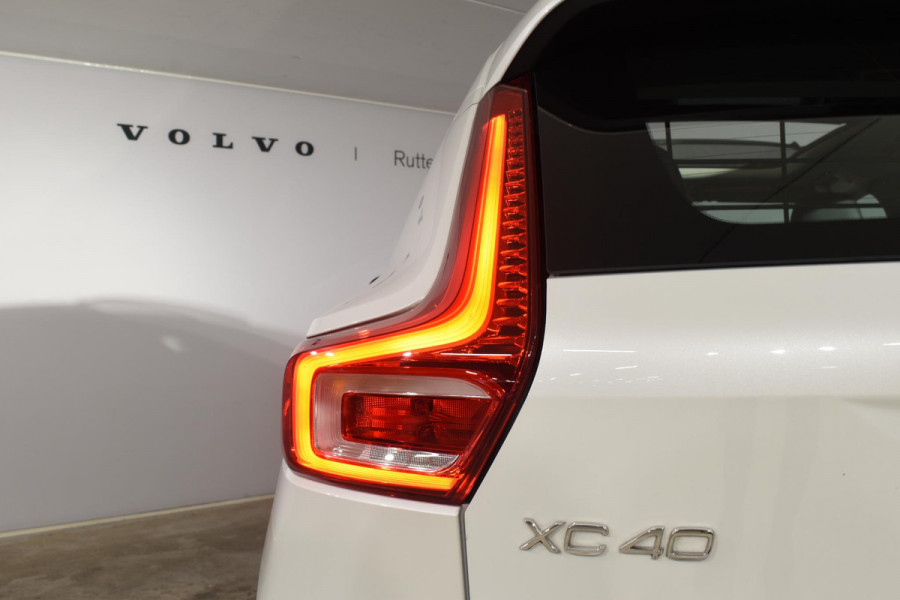 Volvo XC40 T5 262PK Automaat Plug-in Hybrid Ultimate Dark / Adaptieve Cruisecontrol / Elektr. schuifdak / Leer / Stoelverwarming / Stuurverwarming / Elektrische Stoelen / Trekhaak / Elektr. achterklep / Harman Kardon / 360 graden camera