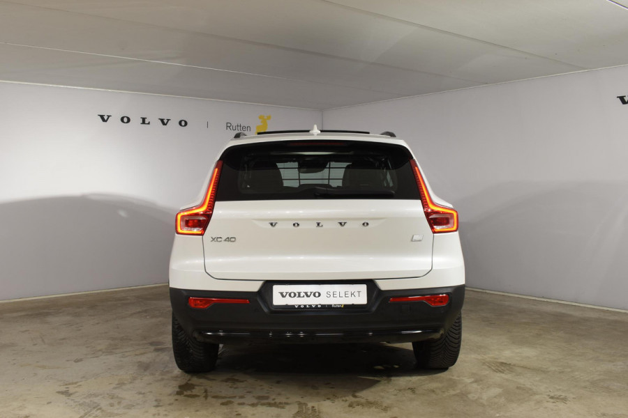 Volvo XC40 T5 262PK Automaat Plug-in Hybrid Ultimate Dark / Adaptieve Cruisecontrol / Elektr. schuifdak / Leer / Stoelverwarming / Stuurverwarming / Elektrische Stoelen / Trekhaak / Elektr. achterklep / Harman Kardon / 360 graden camera