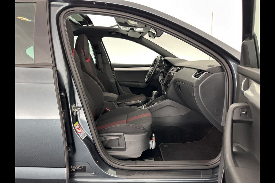 Škoda Octavia 1.5 TSI Greentech Sport Business Aut. *PANO | FULL-LED | DIGI-COCKPIT | NAVI-FULLMAP | SPORT-SEATS | CAMERA | CARPLAY | DAB+ | ECC | PDC | CRUISE | 18''ALU | TOWBAR*