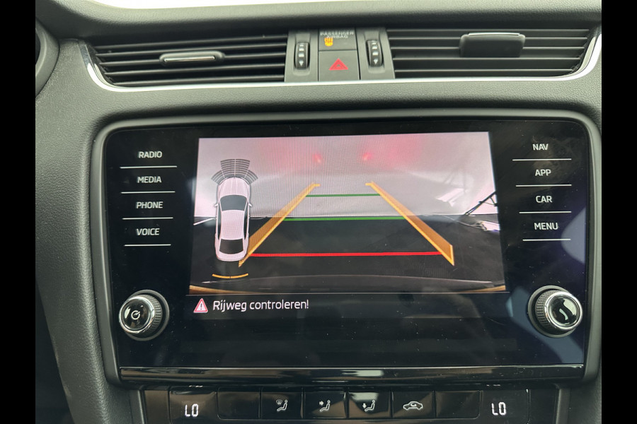 Škoda Octavia 1.5 TSI Greentech Sport Business Aut. *PANO | FULL-LED | DIGI-COCKPIT | NAVI-FULLMAP | SPORT-SEATS | CAMERA | CARPLAY | DAB+ | ECC | PDC | CRUISE | 18''ALU | TOWBAR*