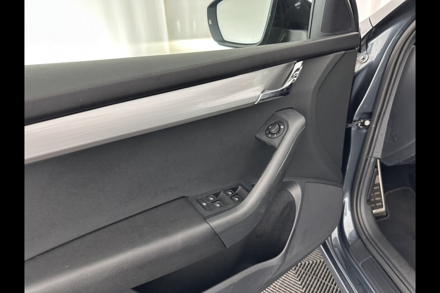 Škoda Octavia 1.5 TSI Greentech Sport Business Aut. *PANO | FULL-LED | DIGI-COCKPIT | NAVI-FULLMAP | SPORT-SEATS | CAMERA | CARPLAY | DAB+ | ECC | PDC | CRUISE | 18''ALU | TOWBAR*