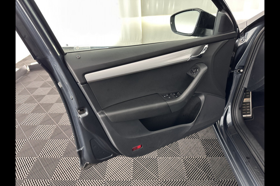 Škoda Octavia 1.5 TSI Greentech Sport Business Aut. *PANO | FULL-LED | DIGI-COCKPIT | NAVI-FULLMAP | SPORT-SEATS | CAMERA | CARPLAY | DAB+ | ECC | PDC | CRUISE | 18''ALU | TOWBAR*