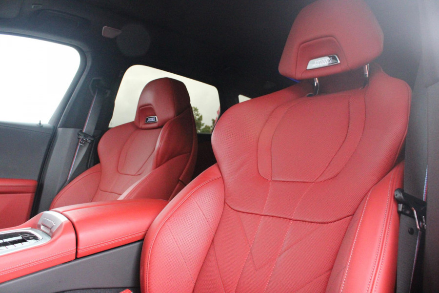 BMW XM 654PK PHEV 30 kWh | 23" LICHTMETALEN VELGEN JETBLACK | SOFT CLOSE | ELEKTRISCH WEGKLAPBARE TREKHAAK | M SPORTREMMEN | DRIVING ASSISTANCE PROFESSIONAL O.A. (ADAPTIVE CRUISE CONTROL/DODEHOEK DETECTIE) | BOWERS & WILKINS SOUND SYSTEM | LASER LIGHT KOPLAMPEN | VERWARMDE/GEKOELDE BEKERHOUDERS | DRAADLOZE TELEFOONLADER | ELEKTRISCH VERSTELBAAR STUURKOLOM | STOEL VERWARMING VOOR/ACHTER | M-SPORT UITLAATSYSTEM | MEESTURENDE ACHTERAS | ADAPTIEF CHASSIS M SPORT | COMFORT ACCESS | ICONIC GLOW GRILL | STOEL VENTILATIE | SHADOW LINE | ELEKTISCH BEDIENBARE STOELEN MET GEHEUGEN EN MA