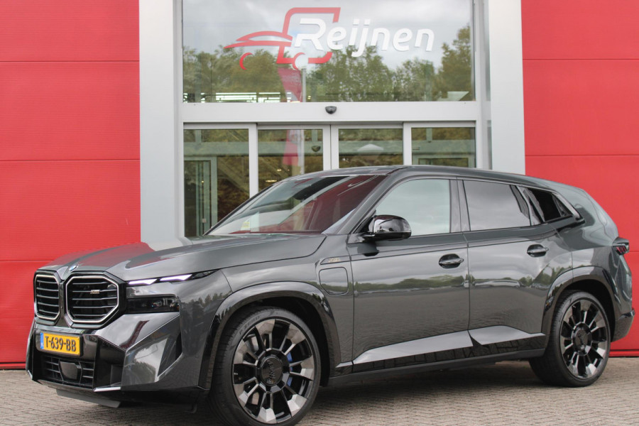 BMW XM 654PK PHEV 30 kWh | 23" LICHTMETALEN VELGEN JETBLACK | SOFT CLOSE | ELEKTRISCH WEGKLAPBARE TREKHAAK | M SPORTREMMEN | DRIVING ASSISTANCE PROFESSIONAL O.A. (ADAPTIVE CRUISE CONTROL/DODEHOEK DETECTIE) | BOWERS & WILKINS SOUND SYSTEM | LASER LIGHT KOPLAMPEN | VERWARMDE/GEKOELDE BEKERHOUDERS | DRAADLOZE TELEFOONLADER | ELEKTRISCH VERSTELBAAR STUURKOLOM | STOEL VERWARMING VOOR/ACHTER | M-SPORT UITLAATSYSTEM | MEESTURENDE ACHTERAS | ADAPTIEF CHASSIS M SPORT | COMFORT ACCESS | ICONIC GLOW GRILL | STOEL VENTILATIE | SHADOW LINE | ELEKTISCH BEDIENBARE STOELEN MET GEHEUGEN EN MA
