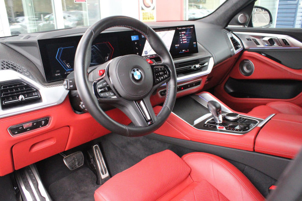 BMW XM 654PK PHEV 30 kWh | 23" LICHTMETALEN VELGEN JETBLACK | SOFT CLOSE | ELEKTRISCH WEGKLAPBARE TREKHAAK | M SPORTREMMEN | DRIVING ASSISTANCE PROFESSIONAL O.A. (ADAPTIVE CRUISE CONTROL/DODEHOEK DETECTIE) | BOWERS & WILKINS SOUND SYSTEM | LASER LIGHT KOPLAMPEN | VERWARMDE/GEKOELDE BEKERHOUDERS | DRAADLOZE TELEFOONLADER | ELEKTRISCH VERSTELBAAR STUURKOLOM | STOEL VERWARMING VOOR/ACHTER | M-SPORT UITLAATSYSTEM | MEESTURENDE ACHTERAS | ADAPTIEF CHASSIS M SPORT | COMFORT ACCESS | ICONIC GLOW GRILL | STOEL VENTILATIE | SHADOW LINE | ELEKTISCH BEDIENBARE STOELEN MET GEHEUGEN EN MA