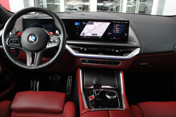 BMW XM 654PK PHEV 30 kWh | 23" LICHTMETALEN VELGEN JETBLACK | SOFT CLOSE | ELEKTRISCH WEGKLAPBARE TREKHAAK | M SPORTREMMEN | DRIVING ASSISTANCE PROFESSIONAL O.A. (ADAPTIVE CRUISE CONTROL/DODEHOEK DETECTIE) | BOWERS & WILKINS SOUND SYSTEM | LASER LIGHT KOPLAMPEN | VERWARMDE/GEKOELDE BEKERHOUDERS | DRAADLOZE TELEFOONLADER | ELEKTRISCH VERSTELBAAR STUURKOLOM | STOEL VERWARMING VOOR/ACHTER | M-SPORT UITLAATSYSTEM | MEESTURENDE ACHTERAS | ADAPTIEF CHASSIS M SPORT | COMFORT ACCESS | ICONIC GLOW GRILL | STOEL VENTILATIE | SHADOW LINE | ELEKTISCH BEDIENBARE STOELEN MET GEHEUGEN EN MA