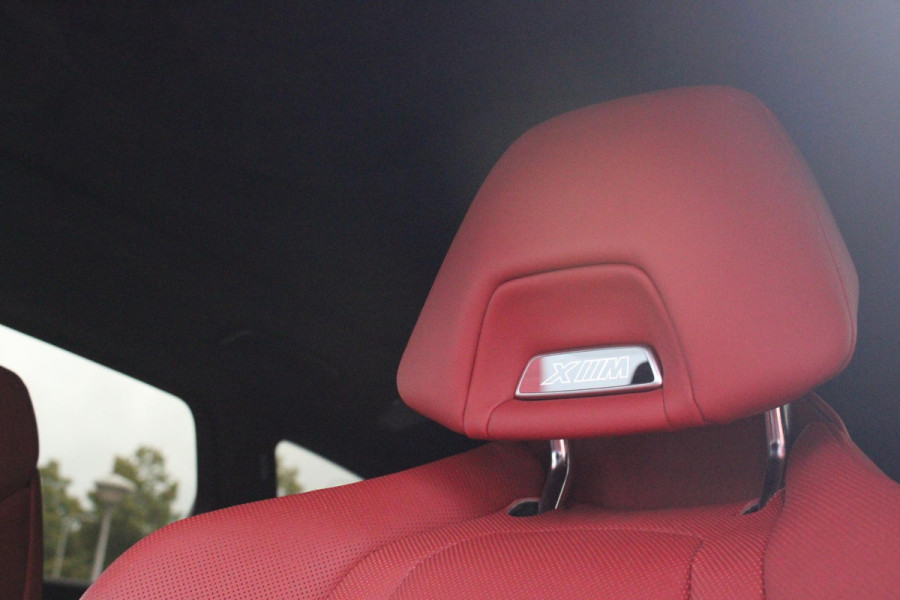 BMW XM 654PK PHEV 30 kWh | 23" LICHTMETALEN VELGEN JETBLACK | SOFT CLOSE | ELEKTRISCH WEGKLAPBARE TREKHAAK | M SPORTREMMEN | DRIVING ASSISTANCE PROFESSIONAL O.A. (ADAPTIVE CRUISE CONTROL/DODEHOEK DETECTIE) | BOWERS & WILKINS SOUND SYSTEM | LASER LIGHT KOPLAMPEN | VERWARMDE/GEKOELDE BEKERHOUDERS | DRAADLOZE TELEFOONLADER | ELEKTRISCH VERSTELBAAR STUURKOLOM | STOEL VERWARMING VOOR/ACHTER | M-SPORT UITLAATSYSTEM | MEESTURENDE ACHTERAS | ADAPTIEF CHASSIS M SPORT | COMFORT ACCESS | ICONIC GLOW GRILL | STOEL VENTILATIE | SHADOW LINE | ELEKTISCH BEDIENBARE STOELEN MET GEHEUGEN EN MA